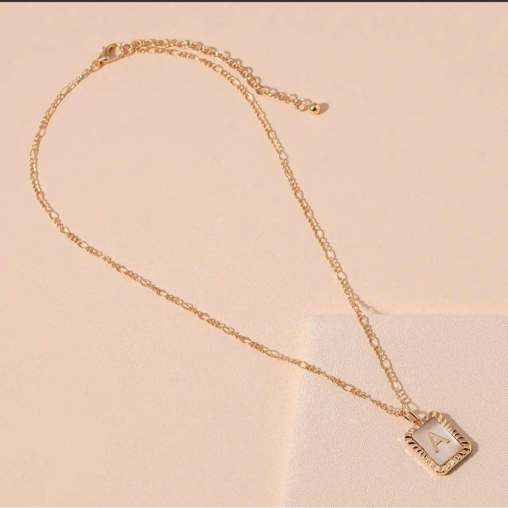 Initial charm Necklace 💕 - Picture 2 of 3